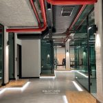 Yeni nesil ofis iç mimarlık tasarımında cam bölmeler, açık çalışma alanları ve aydınlatma kurgusu