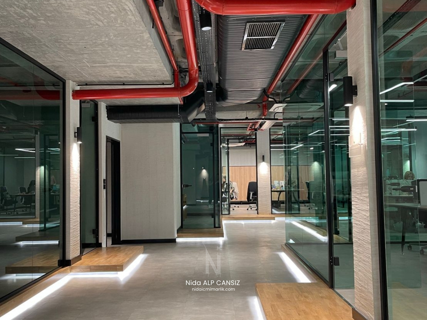 Yeni nesil ofis iç mimarlık tasarımında cam bölmeler, açık çalışma alanları ve aydınlatma kurgusu